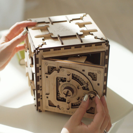 Hračka Ugears 3D dřevěné mechanické puzzle Trezor 179ks, UG70011