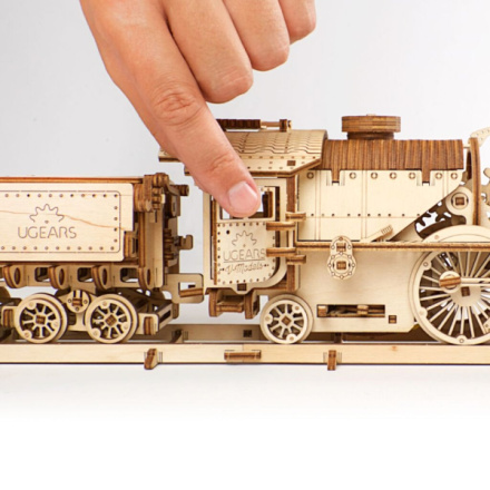 Hračka Ugears 3D dřevěné mechanické puzzle V-Express parní lokomotiva 4-6-2 s tendrem 538ks, UG70049