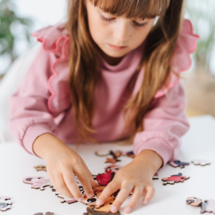 TREFL Wood Craft Junior puzzle Gábinin kouzelný domek: Gábi a její kotě 50 dílků 156889