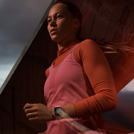 Apple Watch Series 9 45mm Růžový hliník se světle růžovým sportovním řemínkem - S/M MR9G3QC/A