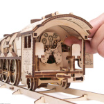 Hračka Ugears 3D dřevěné mechanické puzzle V-Express parní lokomotiva 4-6-2 s tendrem 538ks, UG70049